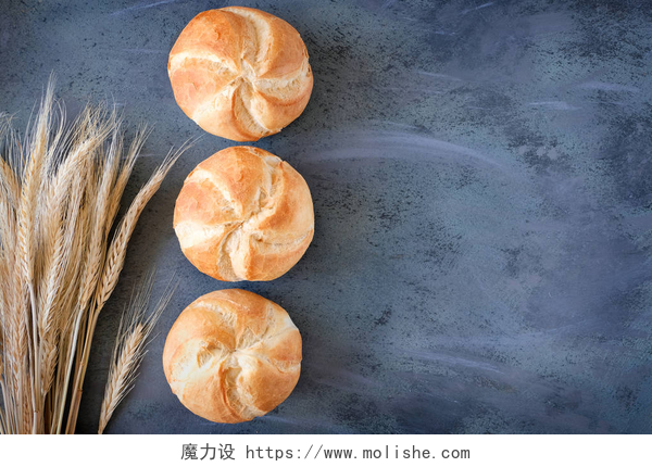 粗硬的圆面包卷粗硬的圆面包卷，称为Kaiser或Vienna面包卷